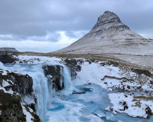 Kirkjufell es una de las montañas de origen volcánico más famosas de Islandia, emplazada en el fiordo de Grundar, al oeste del país. En verano se cubre de pastos de color verde intenso.
