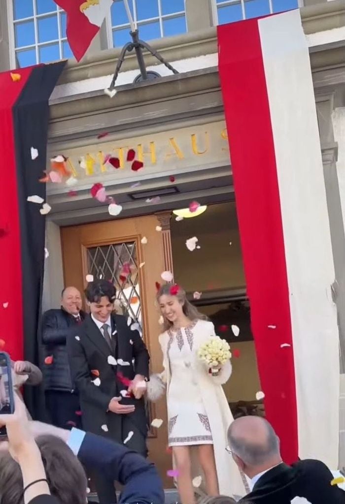 Los recién casados saliendo del templo