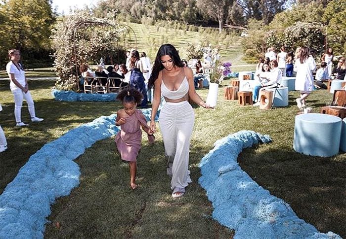 Kim Kardasian con su hija North West en el baby shower de su hijo