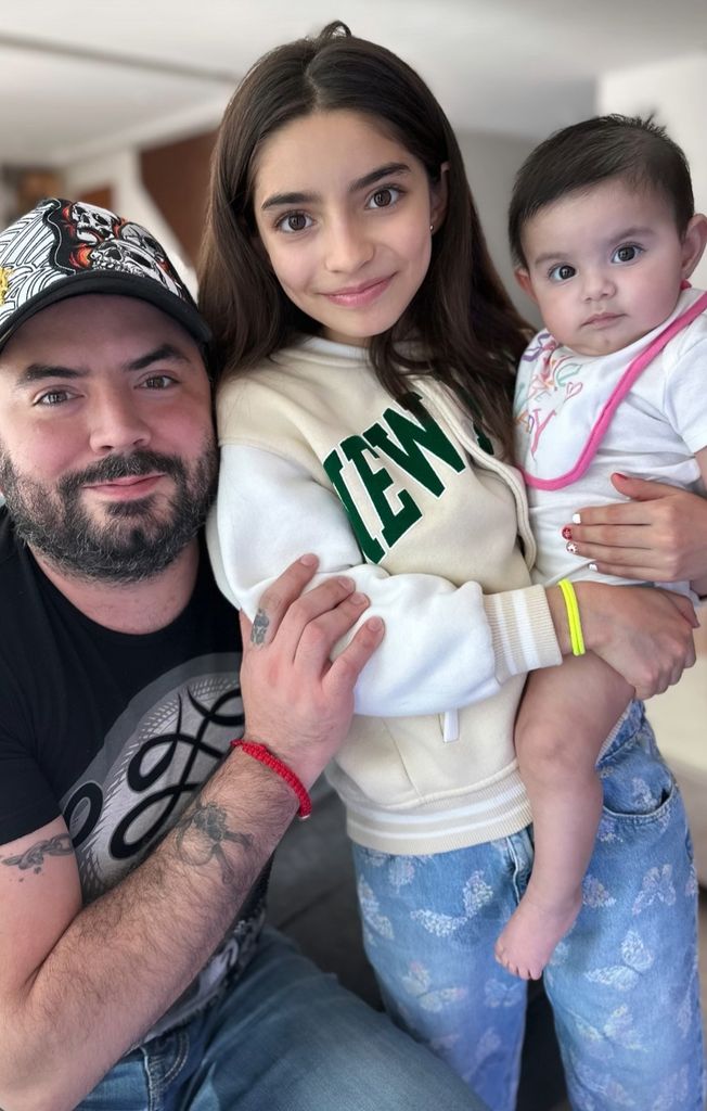 Aitana Derbez lució muy feliz con su sobrina en brazos