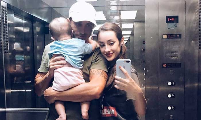 Adara y Hugo junto a su hijo en Instagram