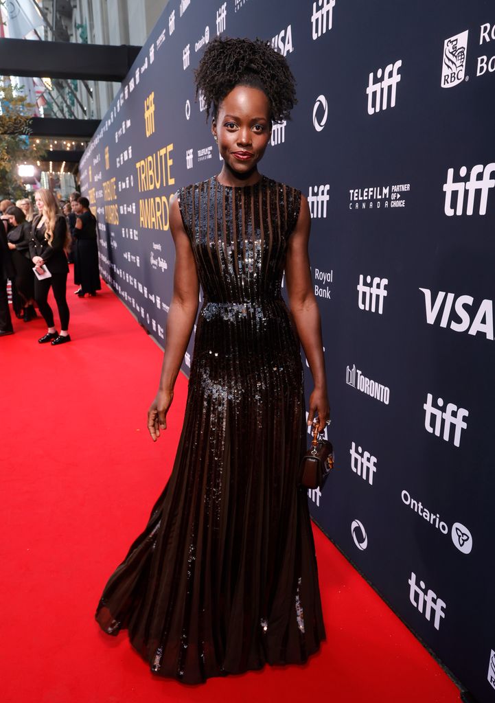 Lupita Nyong'o asiste a los TIFF Tribute Awards en Toronto.