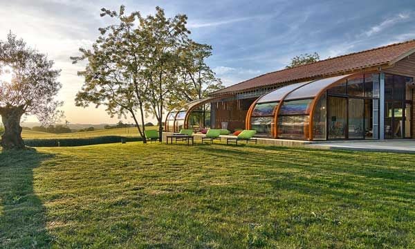 La cubiertas altas, como este espectacular modelo de Abrisud, dan vida a la piscina en invierno y convierten ese espacio en un salón a cielo abierto. Sin olvidar, el efecto invernadero que producen, que eleva la temperatura del agua entre 6 y 8 grados.
