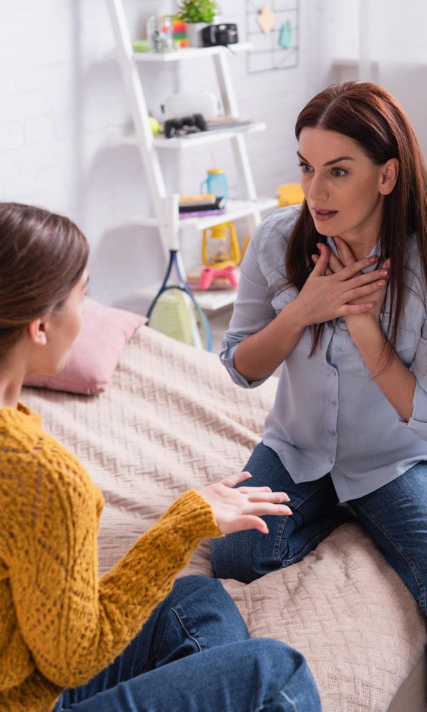 Madre hablando con su hija adolescente