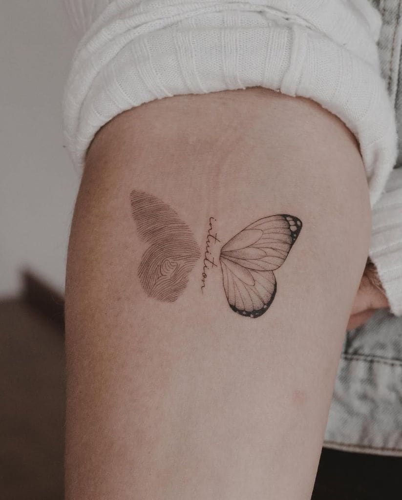 Tatuaje mariposa minimalista con huella dactilar