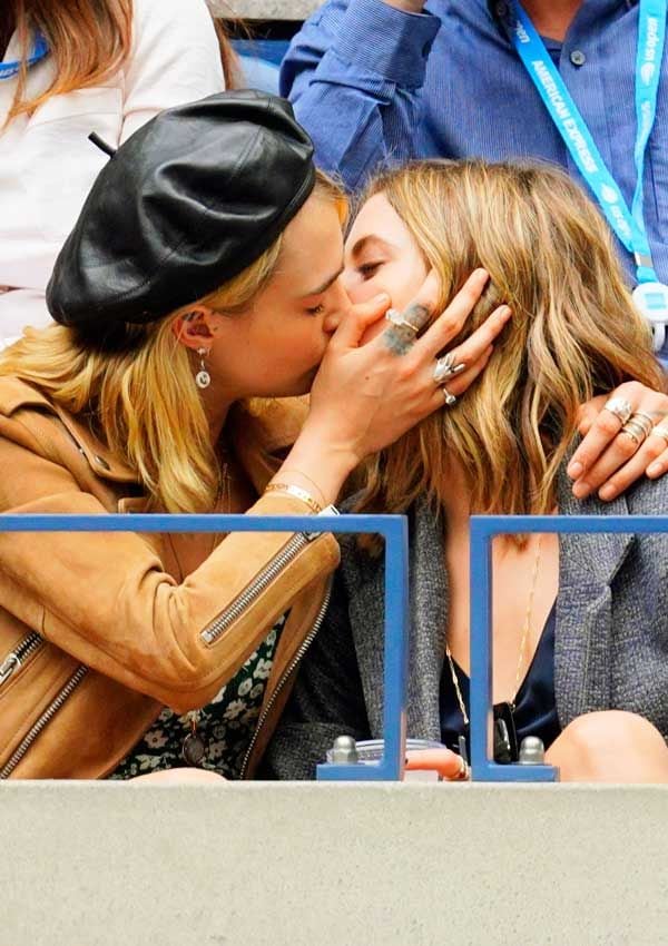 Cara Delevingne y Ashley Benson besándose