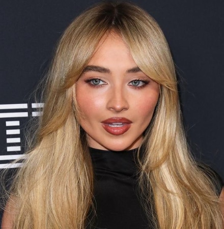 Sabrina Carpenter lleva los labios en tono "espresso"