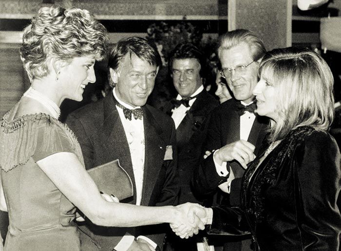 La princesa Diana saludando a Barbra Streisand