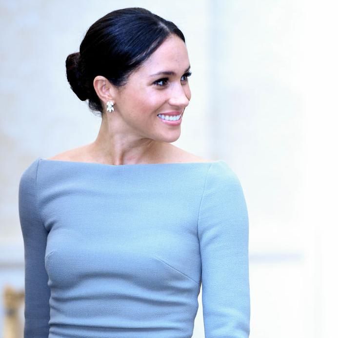 meghan markle con mo o bajo vestida de azul