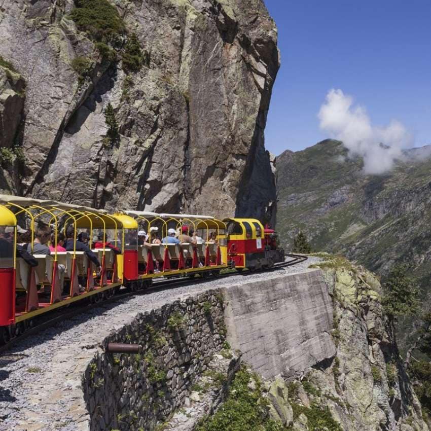 tren de artouste en el valle dossau uno de los trenes turisticos que circulan a mayor altura de europa