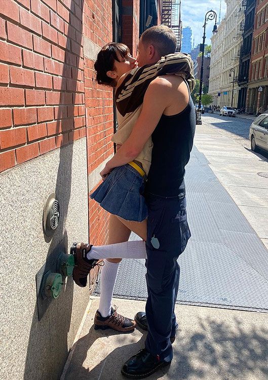 Imagen de Bella Hadid y su novio Marc Kalman dándose un beso