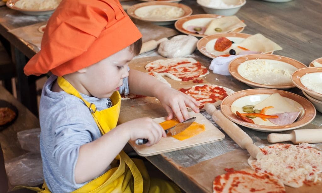 ni o haciendo pizza