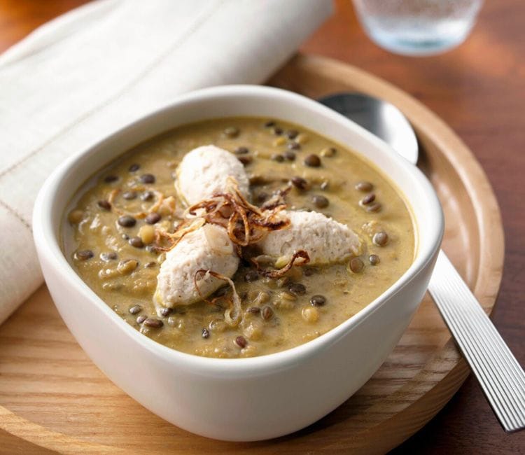 Sopa cremosa de lentejas con 'quenelles' de pollo