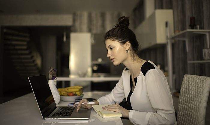 Mujer teletrabajando 