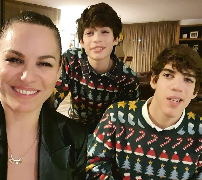 Fabiola Martínez con sus hijos