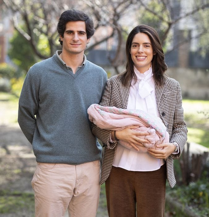 sofia palazuelo y fernando fitz james con su hija recién nacida