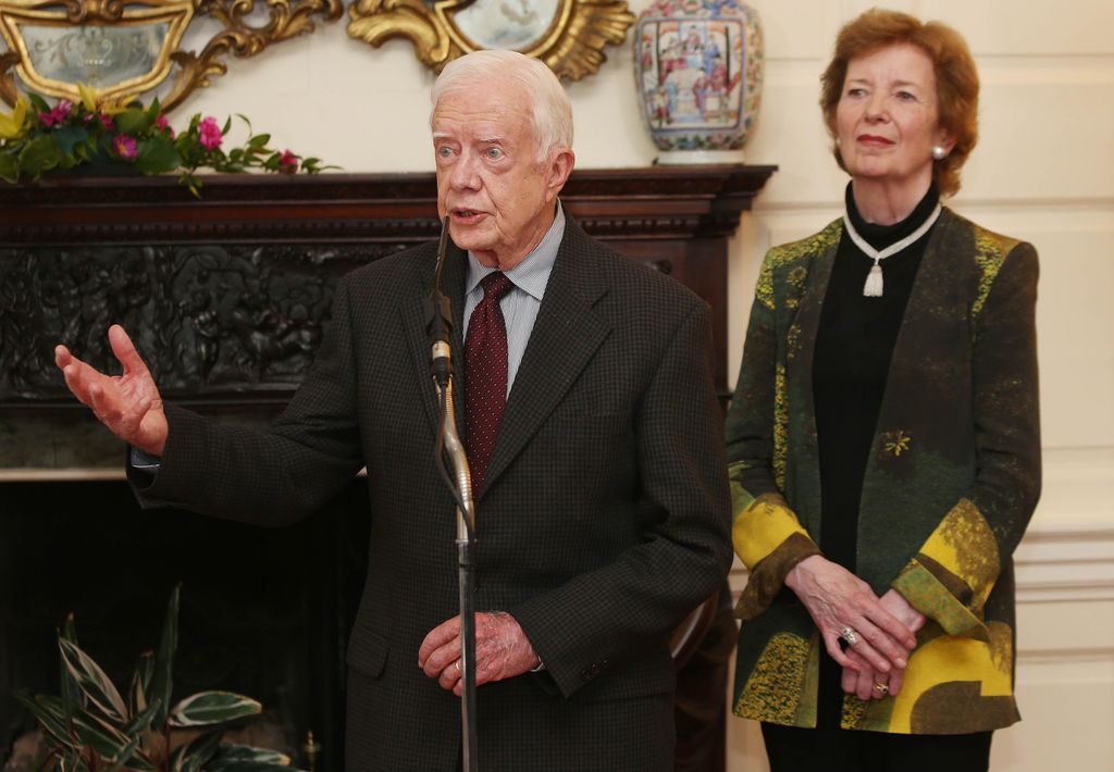 Jimmy Carter y la presidenta irlandesa Mary Robinson en una conferencia en Dublin 2024