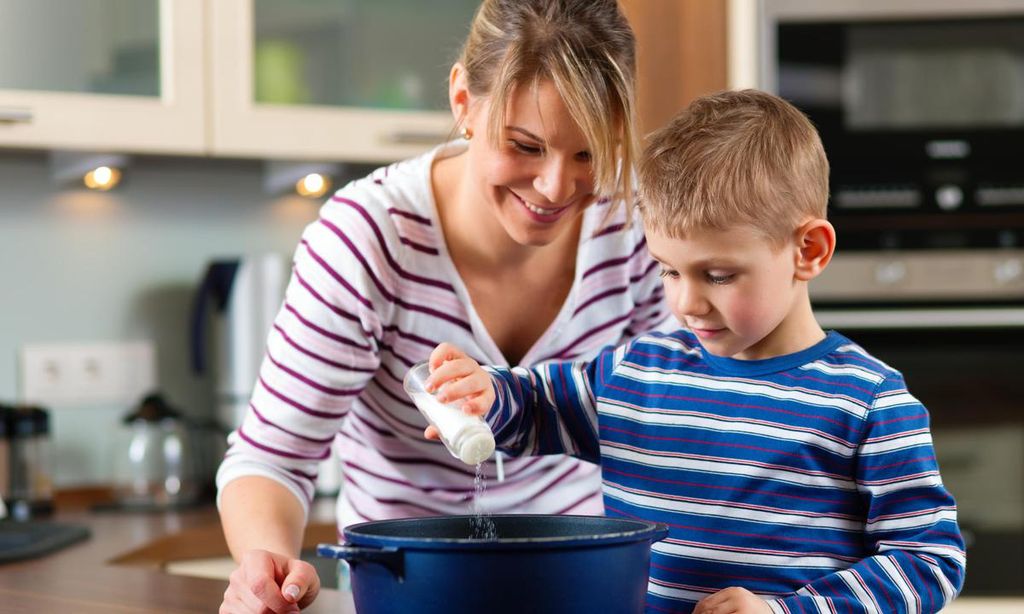 madre e hijo cocinando