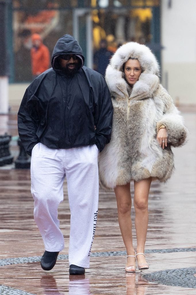 Kanye West y Bianca Censori fueron vistos saliendo de un cine después de una cita nocturna, en marzo de 2024.