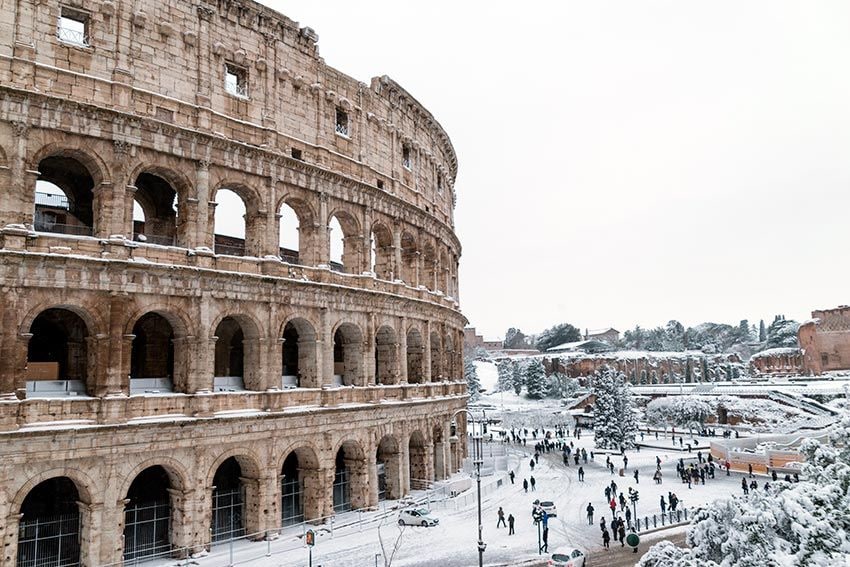 Coliseo de Roma bajo la nieve en el mes de febrero 