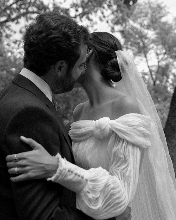 Vestido de novia con escote especial en la boda de Irene