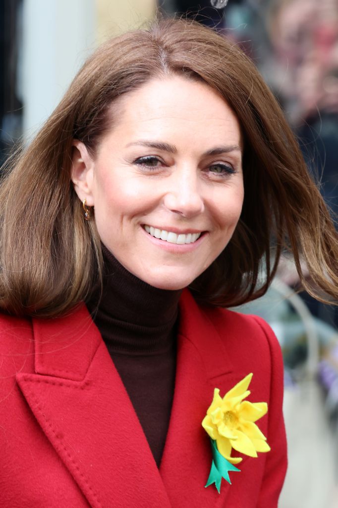 El simbólico look de Kate Middleton: un abrigo con guiño al dragón rojo y falda de cuadros Príncipe de Gales