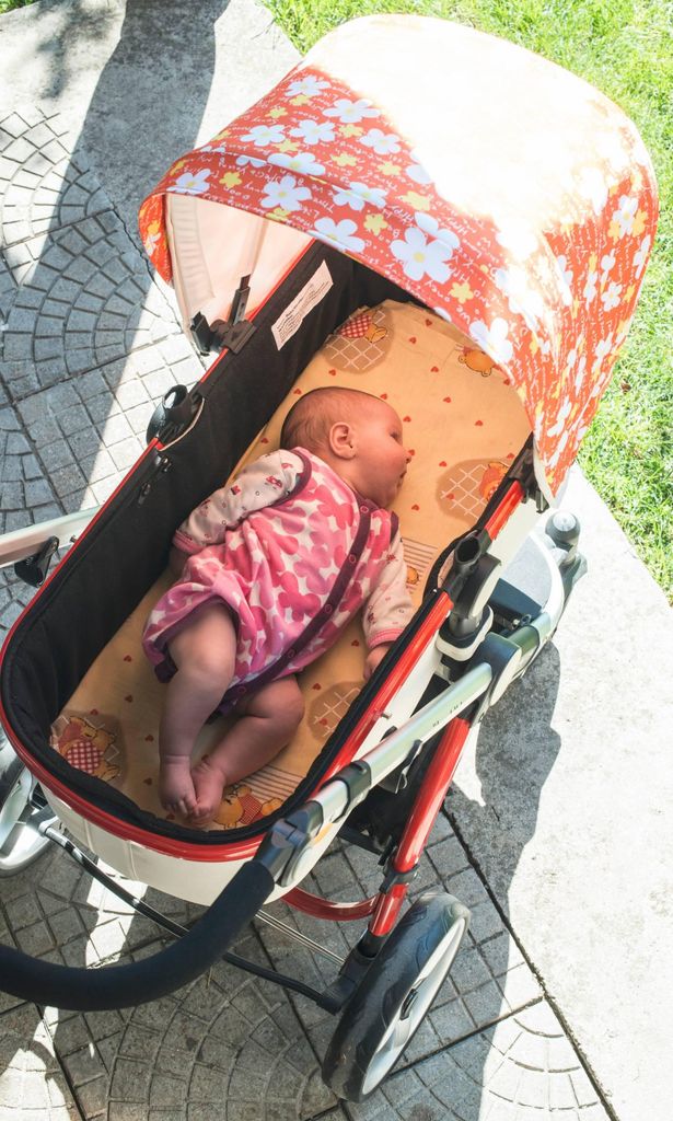 Bebé durmiendo en carrito