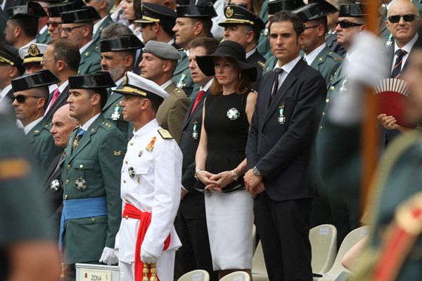 Gloria Lomana destacaba con su elegancia entre el mar de uniformes que la rodeaban
