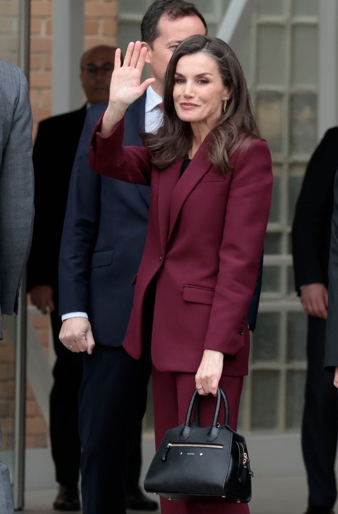   La reina Letizia con traje burdeos durante la visita al Hospital Nacional de Parapléjicos