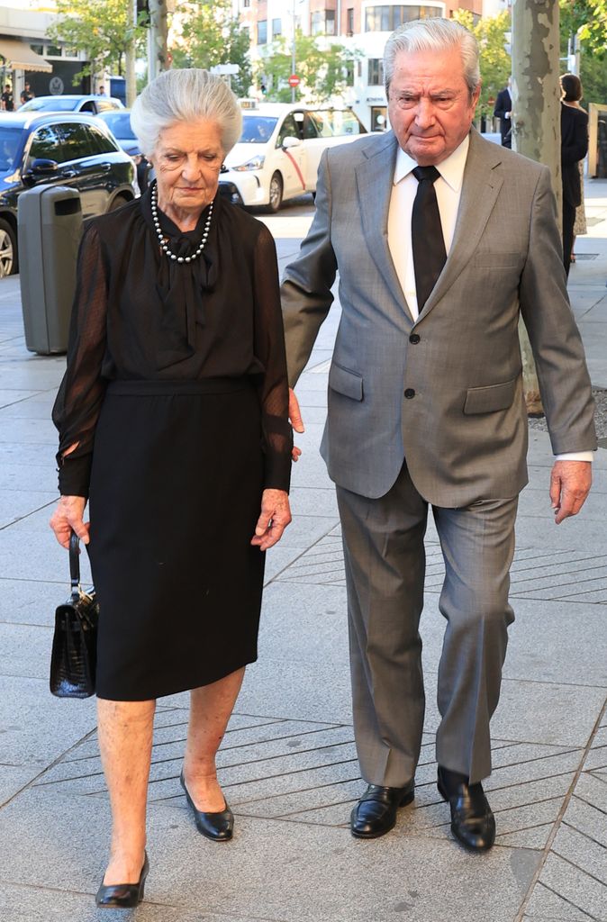 Teresa de Borbon Dos Sicilias e Íñigo Moreno de Arteaga en el funeral de Alejandro Fernández de Araoz