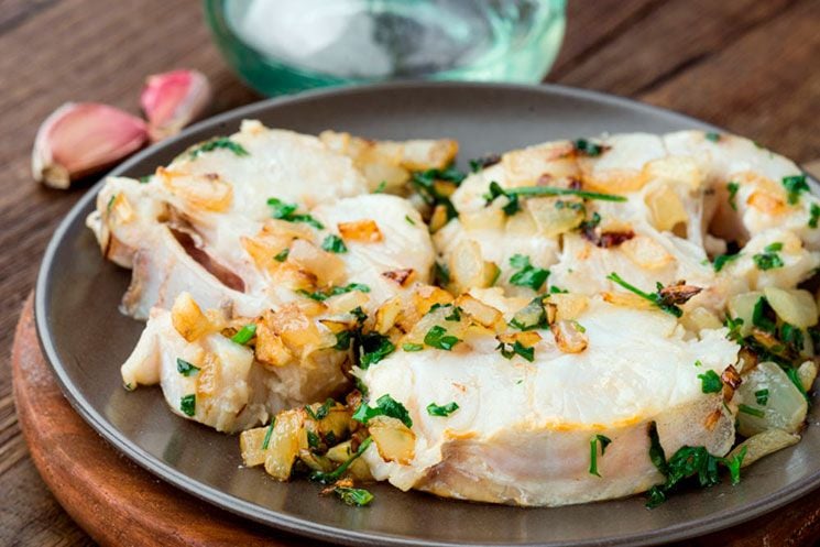 Merluza a la plancha con refrito de ajo y cebolla