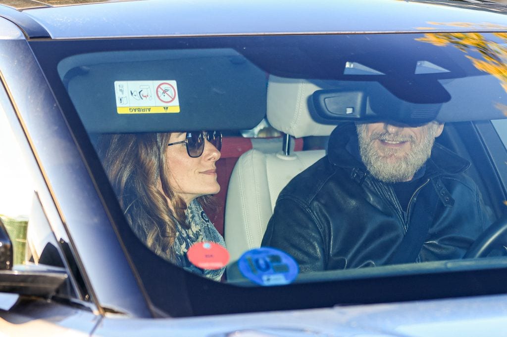 Telma Ortiz, con gafas de sol y pañuelo, llega a casa de su padre junto a Robert Gavin Bonnar