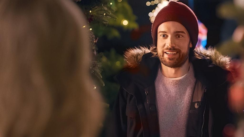 El presentador y comediante británico Jack Whitehall (Bad Education), quien, atrapado en la otra punta del mundo, quiere llegar a tiempo para pasar la Navidad con su familia. 