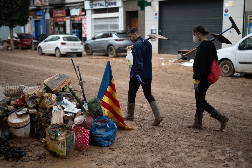 voluntarios preparados para ayudar a limpiar en las calles de Benetusser, un pueblo afectado por la DANA en la Comunidad Valenciana