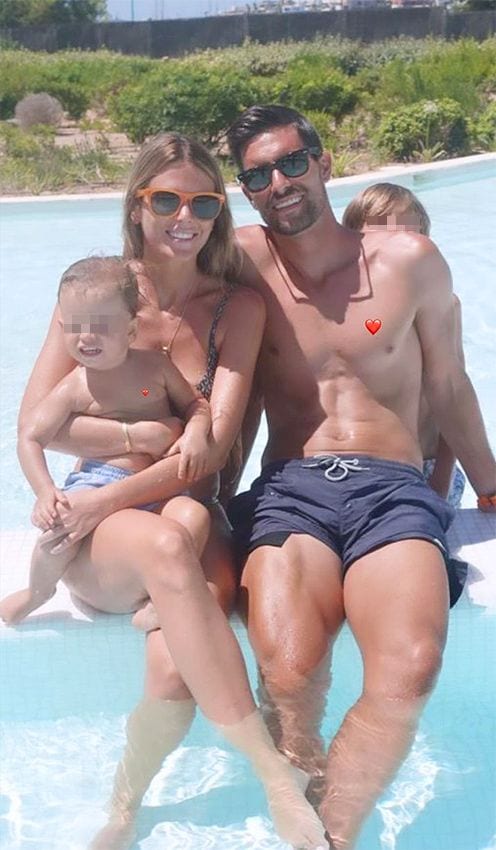 Natalia Coll y Adrián González con sus hijos