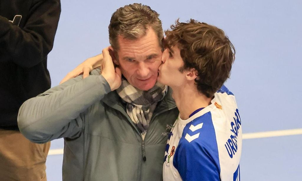 Pablo Urdangarin dándole un beso a Iñaki Urdangarin