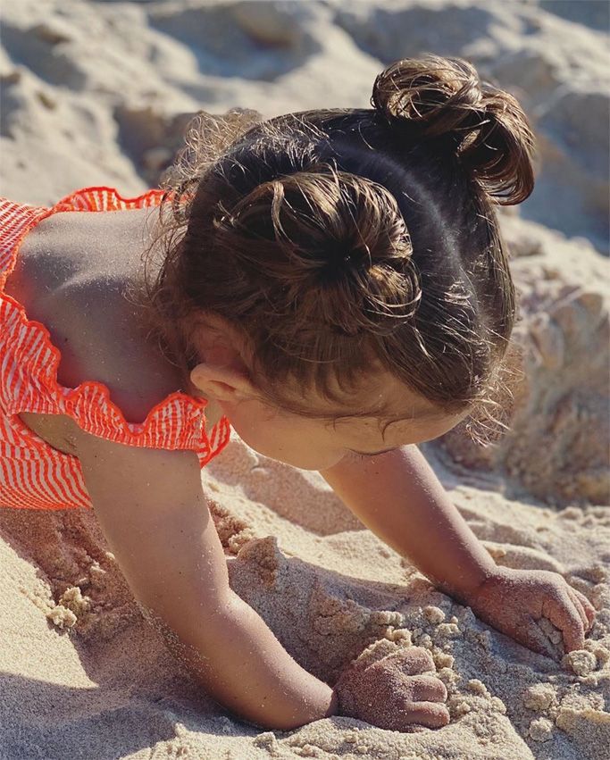 Martiño Rivas, en la playa con su hija