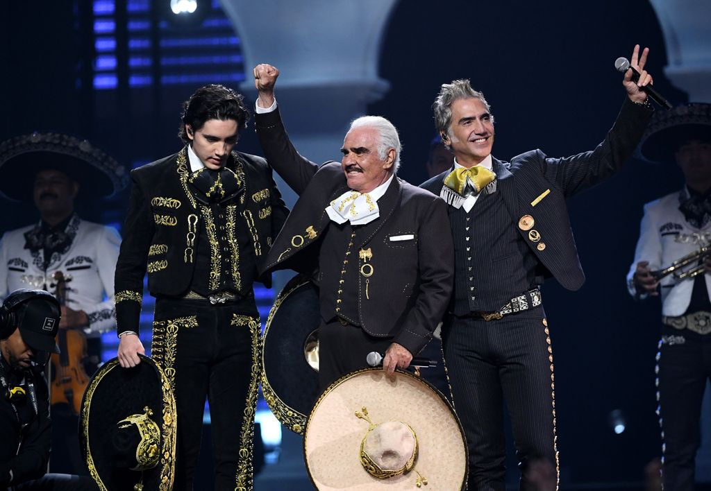 Álex, Vicente y Alejandro Fernández en la vigésima entrega del Latin GRAMMY, en Las Vegas.