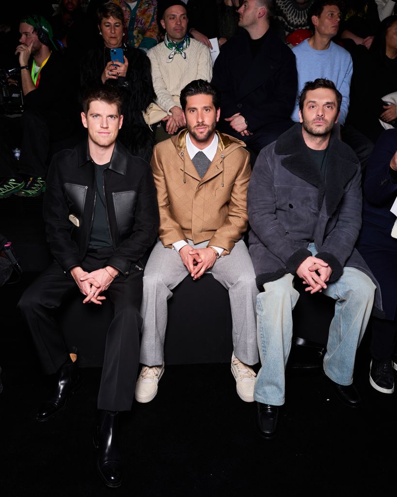 Reunión de actores en el desfile de Louis Vuitton. De izquierda a derecha, el español Miguel Bernardeau, el mexicano Diego Klein y el francés Pio Marmaï.