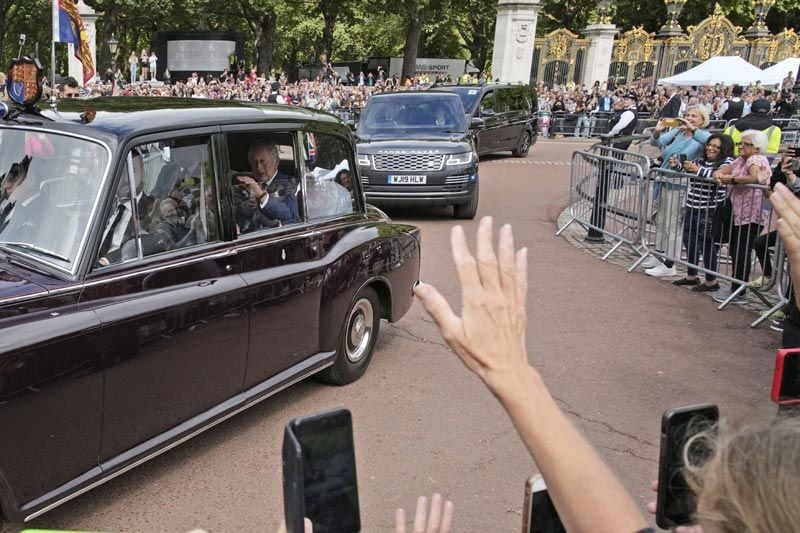 El rey Carlos III saludando a la multitud
