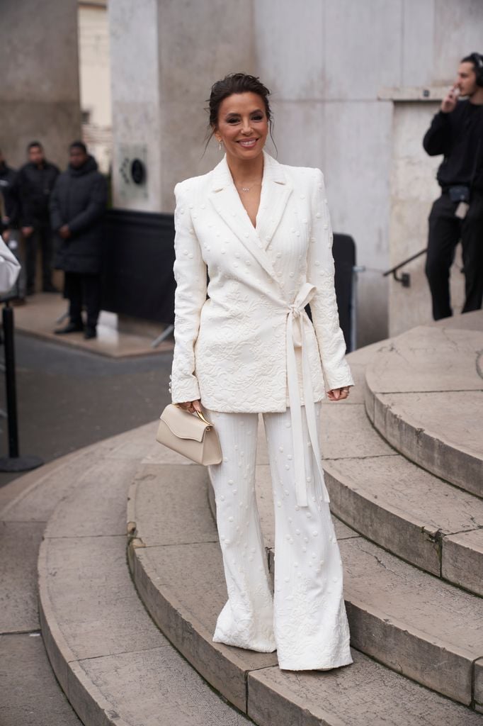 Eva Longoria luce muy sofisticada al llegar al desfile 'Haute Couture' de Elie Saab en París.