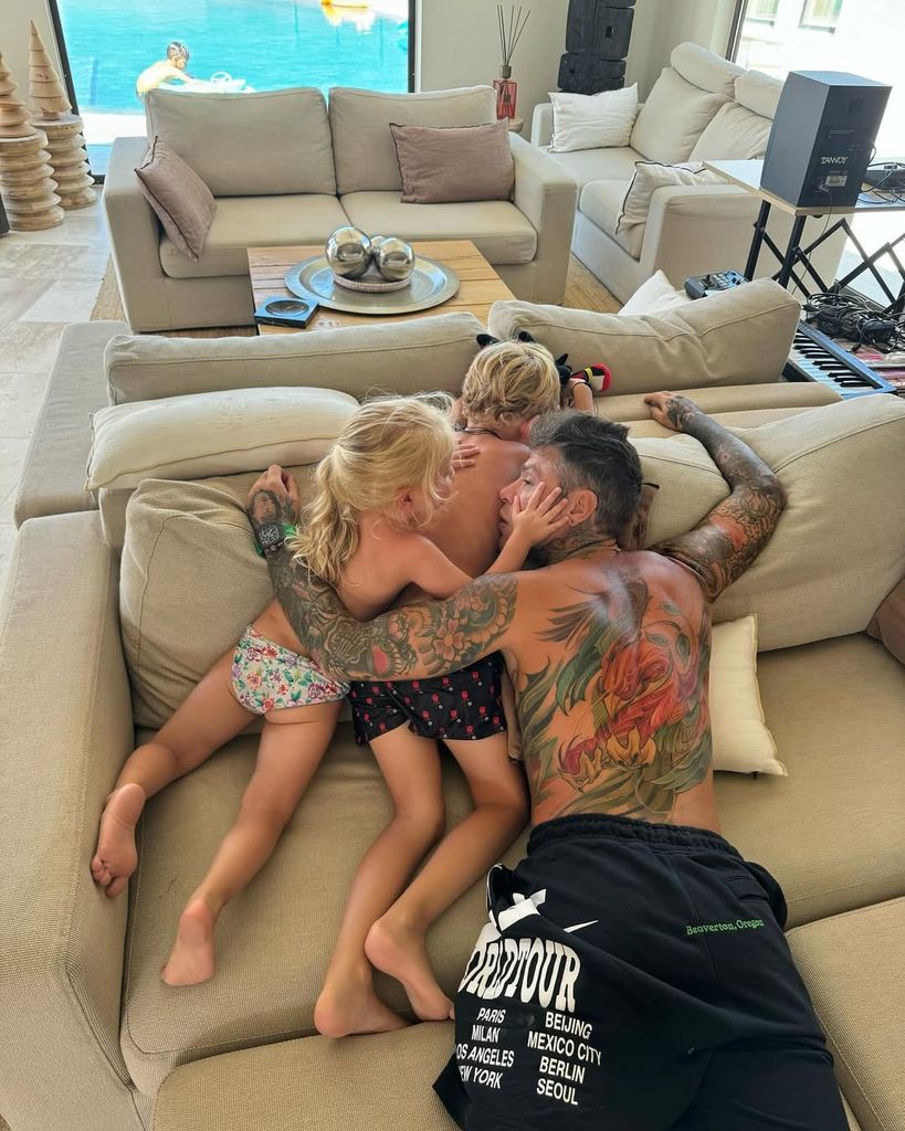 Fedez con sus hijos en Cerdeña