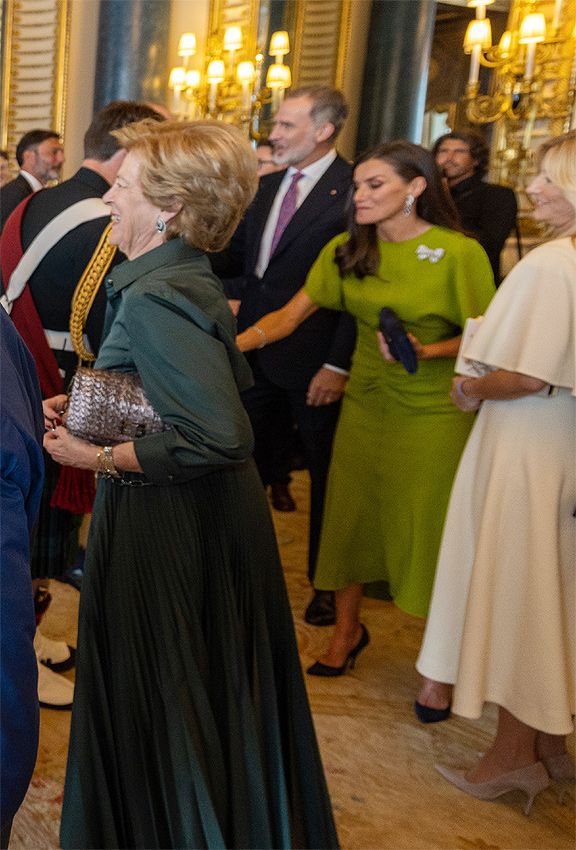 La buena sintonía de la reina Letizia y Marie Chantal, juntas y compartiendo fotos del móvil