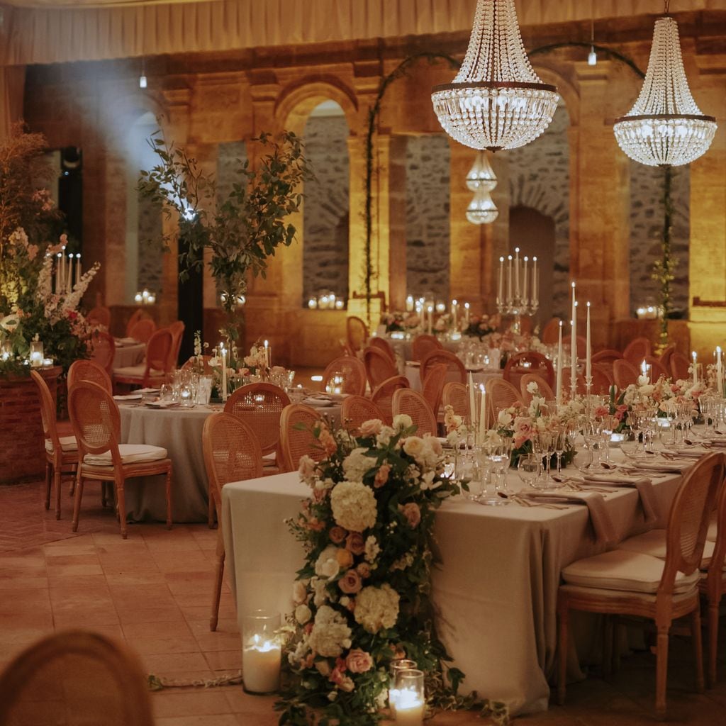 Decoración de bodas con flores y lámparas