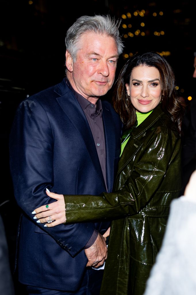 Alec Baldwin y su esposa Hilaria protagonizaron un tenso momento mientras los entrevistaba una reportera de 'Extra'.