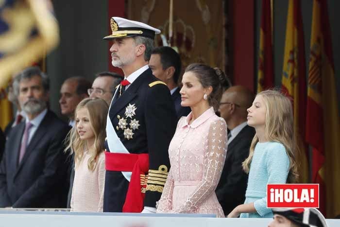 Los Reyes presiden el desfile de la Fiesta Nacional junto a la princesa Leonor y la infanta Sofía 