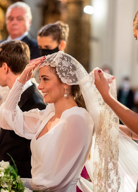 Mantilla de novia en una iglesia