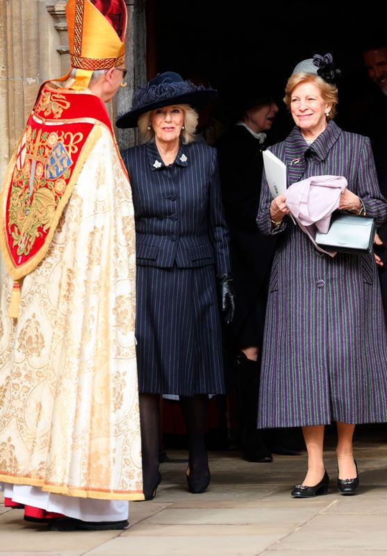 La reina Camilla con Ana María de Grecia tras la misa por el rey Constantin