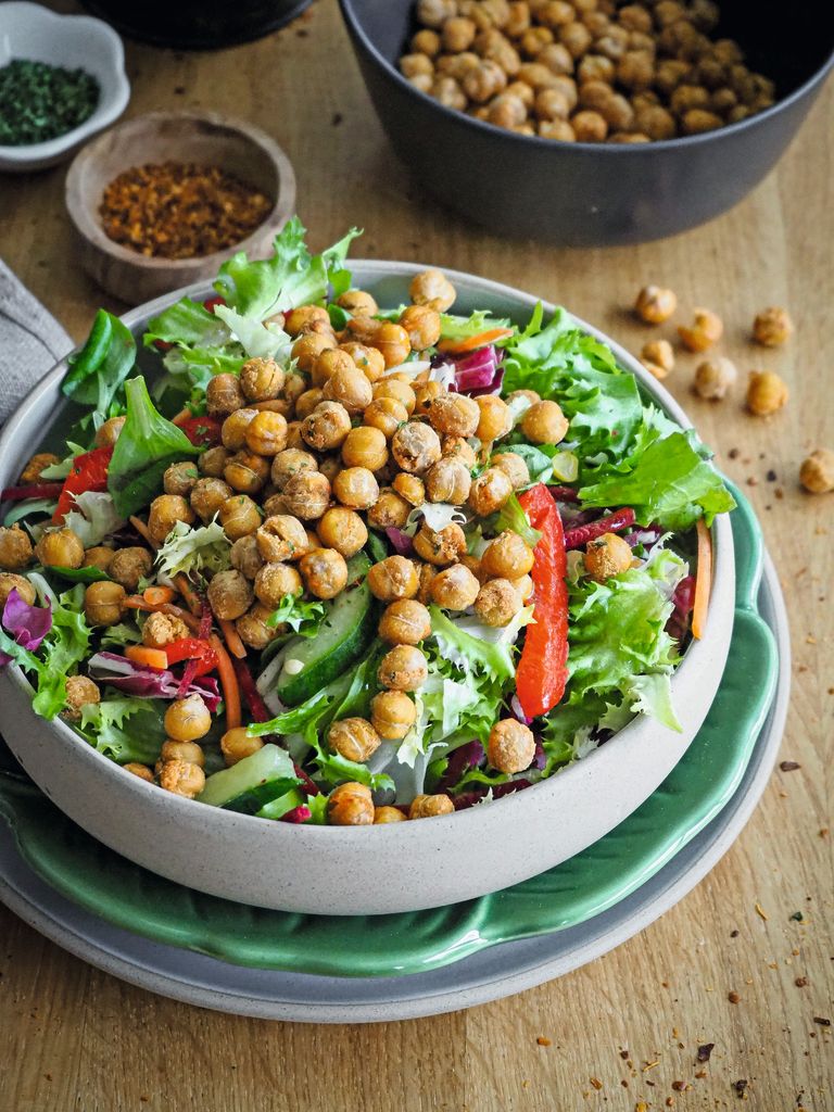 Ensalada con garbanzos crujientes