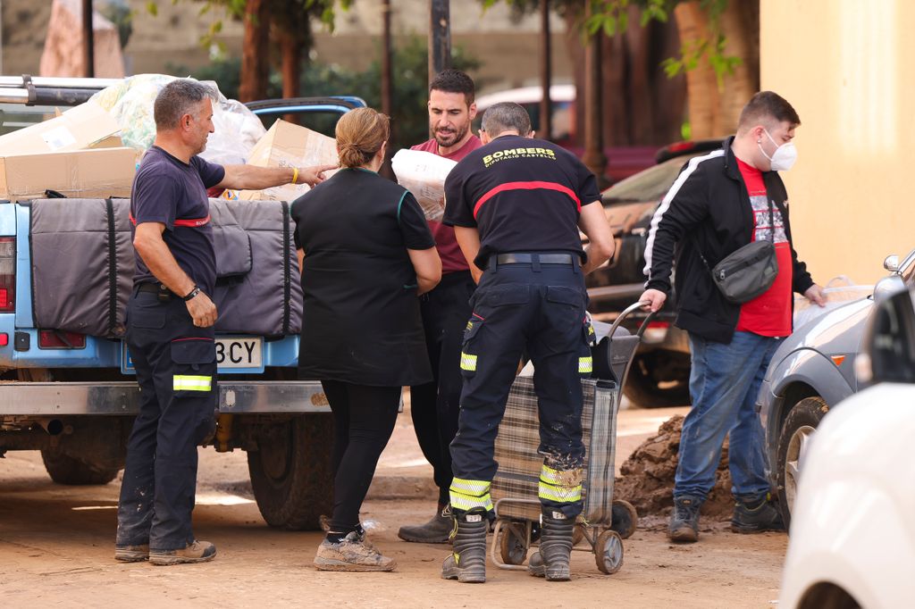 Miguel Ángel Silvestre ayudando en Valencia el 6 de noviembre de 2024